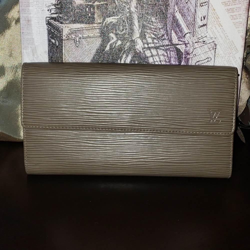 LOUIS VUITTON Epi Sarah Wallet in Lilac/Grey